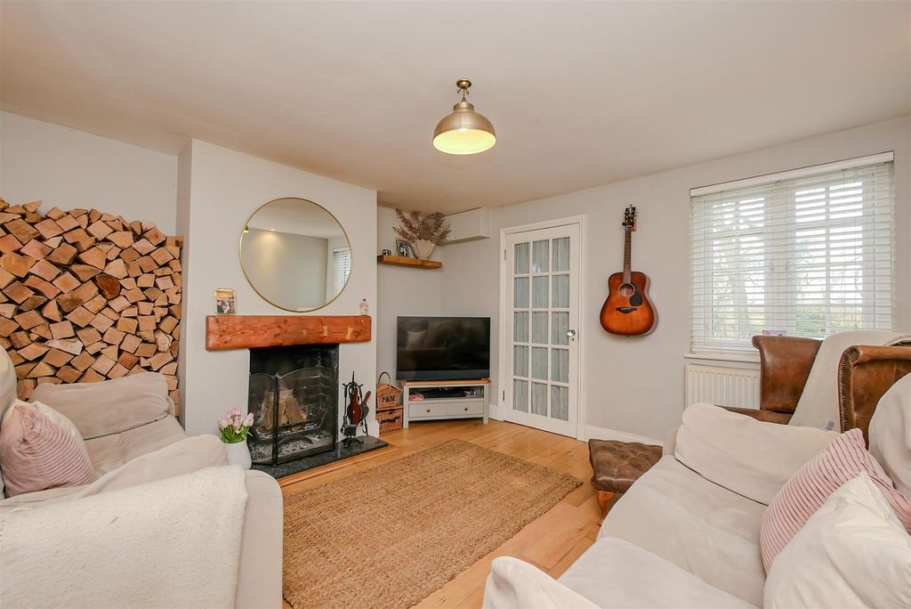 Property photo 3 of 20 Lounge