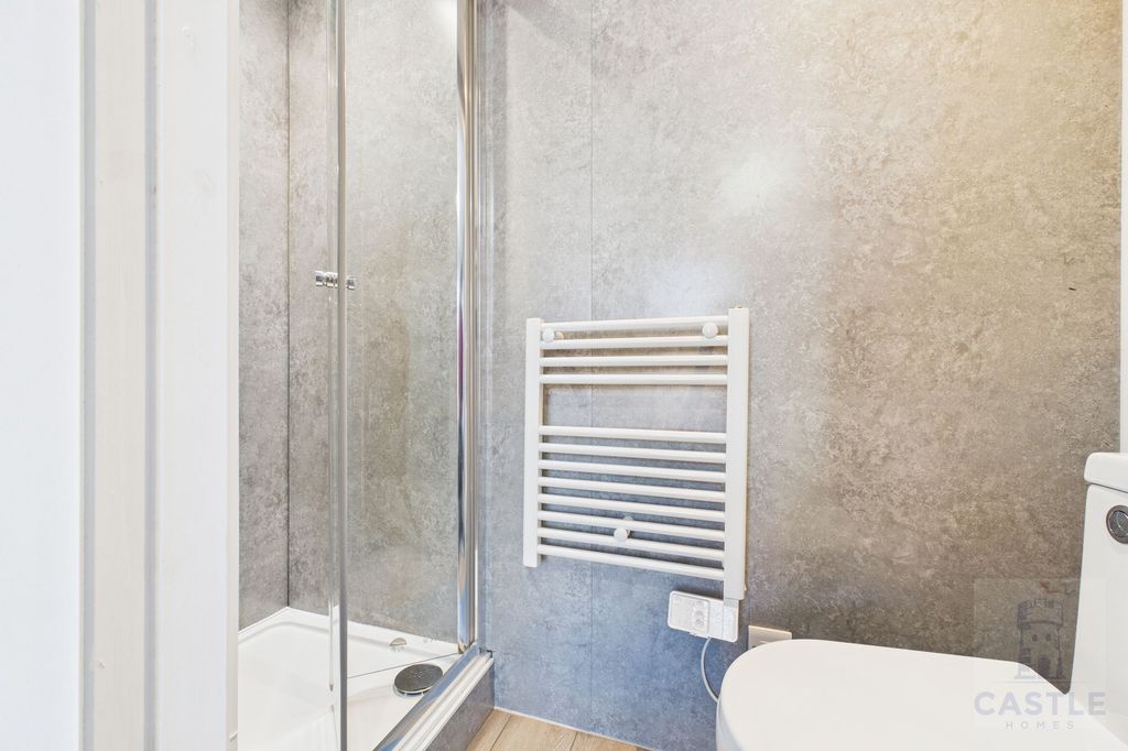 Property photo 3 of 7 Ensuite 3