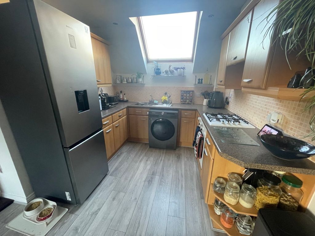 Property photo 3 of 11 Kitchen