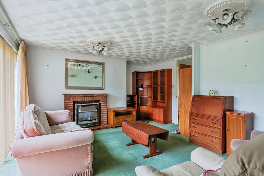 Property photo 3 of 17 Lounge