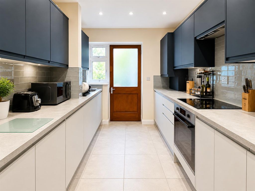 Property photo 2 of 8 Kitchen