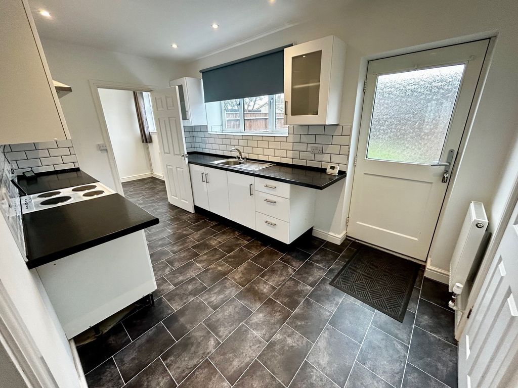 Property photo 3 of 11 Kitchen