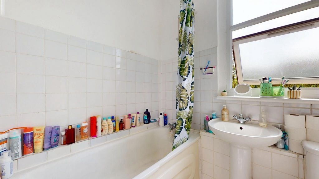 Property photo 2 of 15 Bright Bathroom Suite With Natural Window Light...