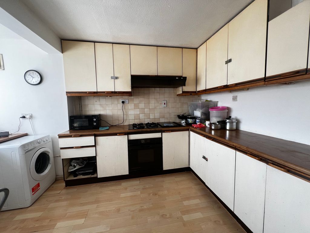 Property photo 3 of 8 Kitchen