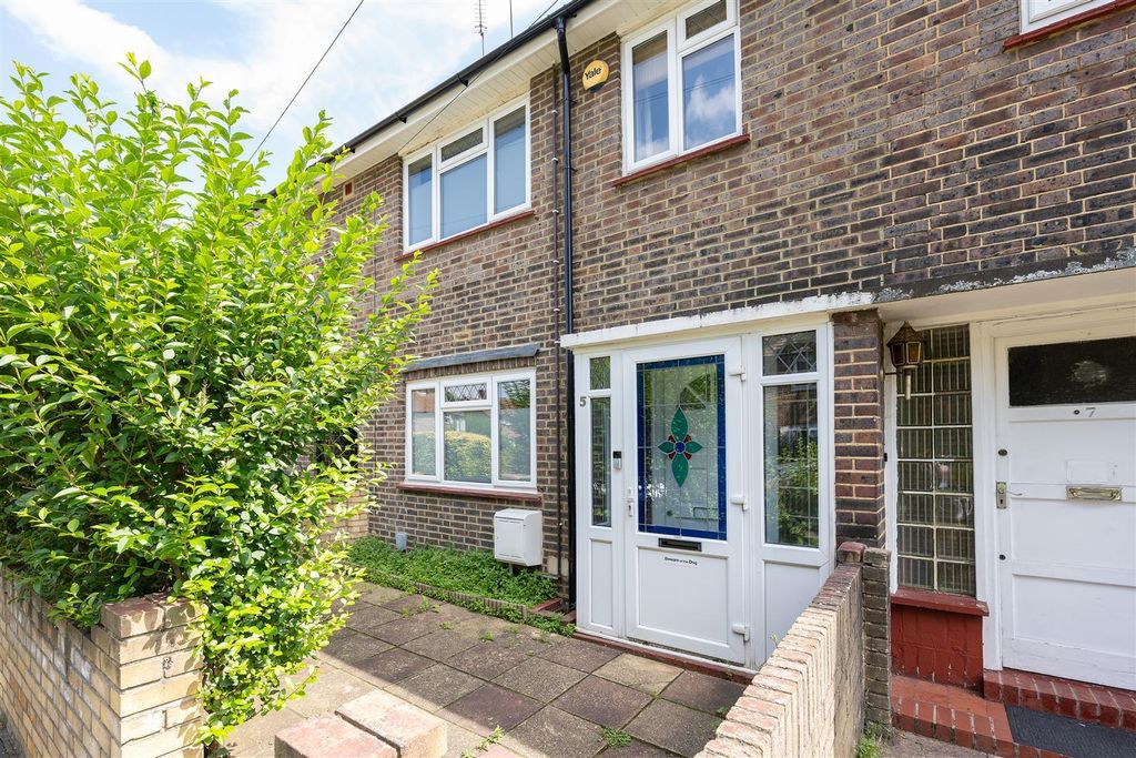 Property photo 2 of 26 Marriott Road, E15