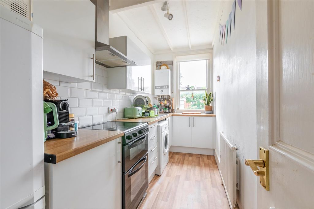 Property photo 3 of 6 Kitchen