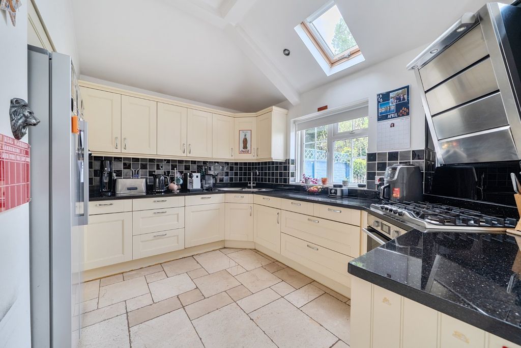 Property photo 3 of 19 Kitchen