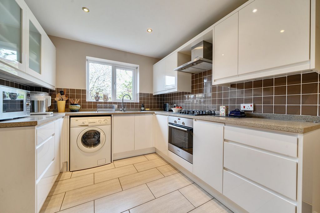 Property photo 2 of 23