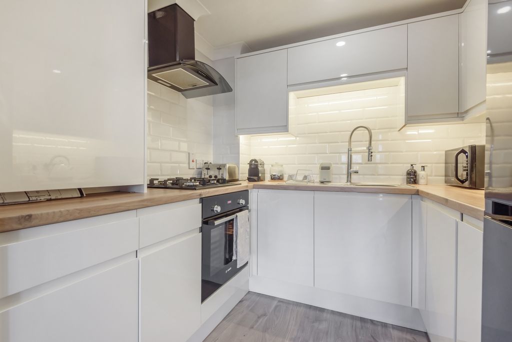 Property photo 3 of 9 Kitchen