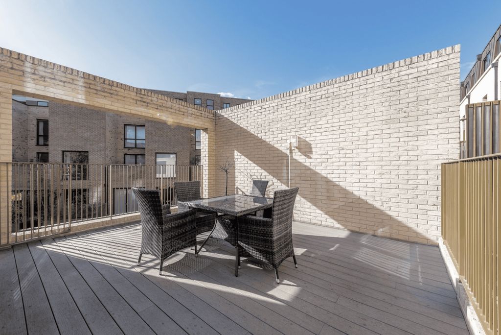 Property photo 2 of 32