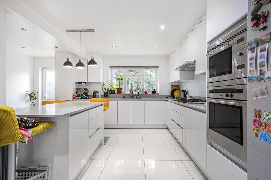 Property photo 3 of 25 Kitchen/Dining