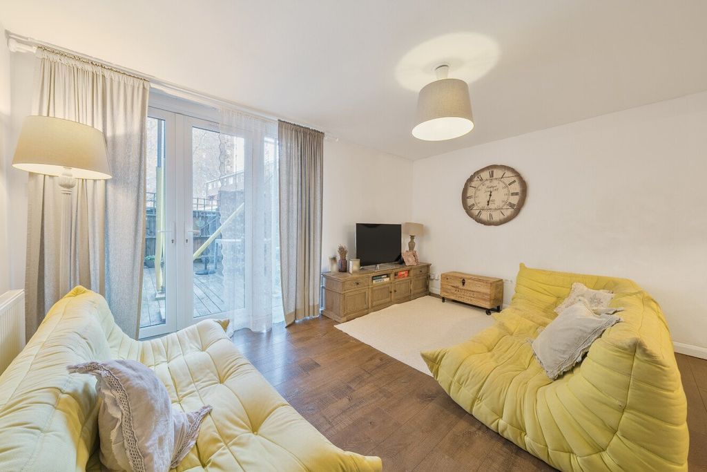 Property photo 2 of 17 Picture No. 14