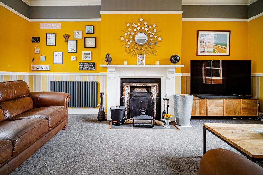 Property photo 3 of 33 Lounge