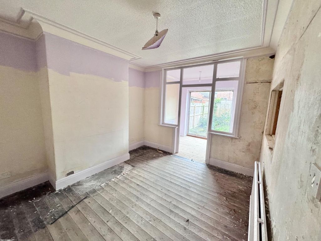 Property photo 3 of 11 Dining