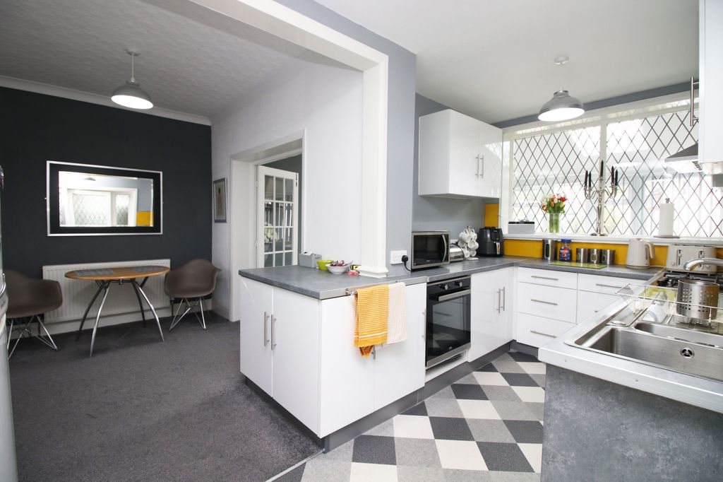 Property photo 2 of 28