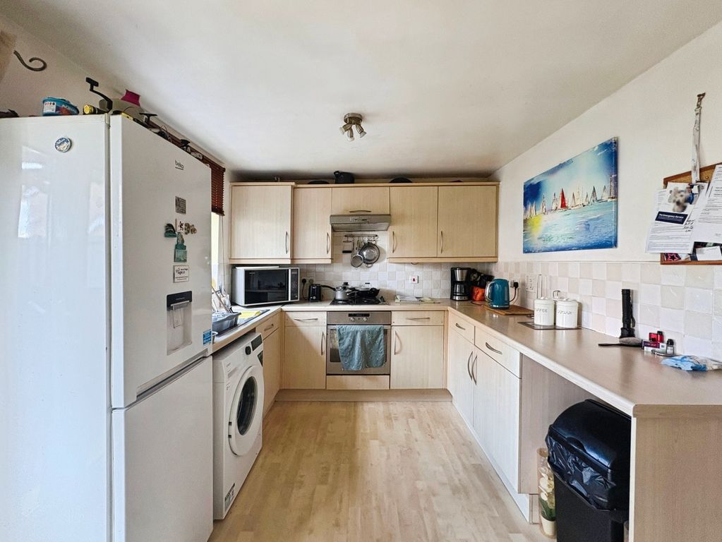 Property photo 2 of 11 Kitchen