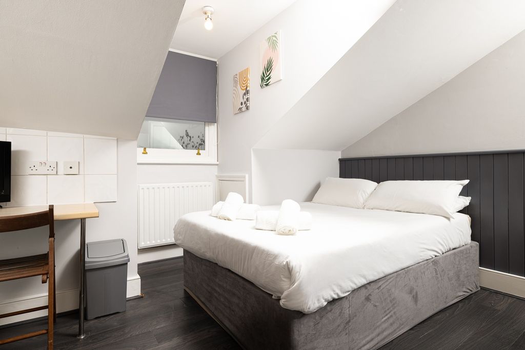 Property photo 2 of 4 A Bright And Inviting Double Bedroom Featuring Mod...