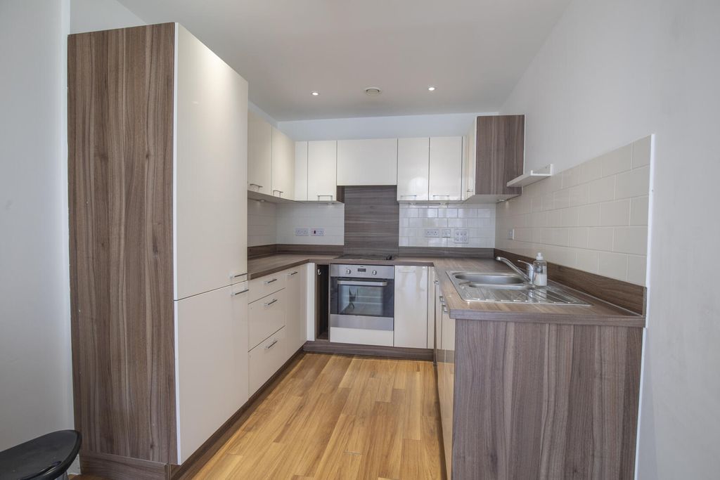 2 bed flat for saleCabot Close, Croydon CR0 photo 2