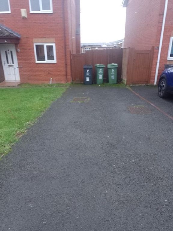 Property photo 2 of 13 6 Ploughmans Close - Driveway.Jpg