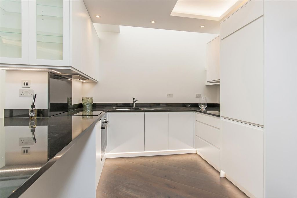 Property photo 3 of 22 Kit