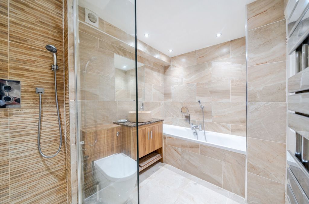 Property photo 3 of 11 Bathroom