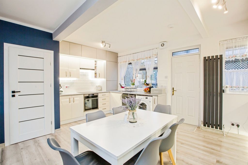 Property photo 3 of 28