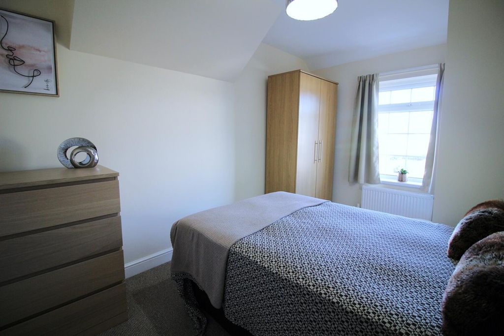 Property photo 2 of 6 Bedroom