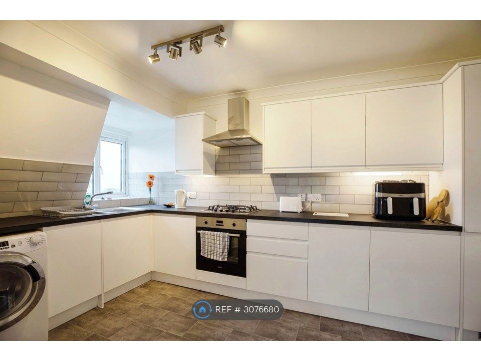 Property photo 3 of 9 Kitchen
