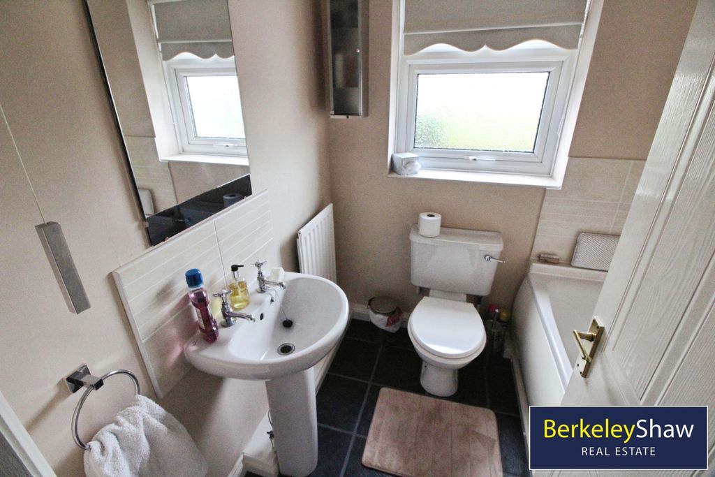 Property photo 3 of 10 Bathroom