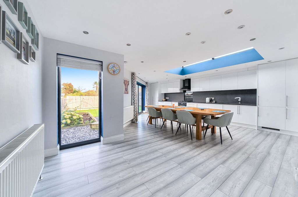 Property photo 2 of 15 1383028-11-691Ef8...