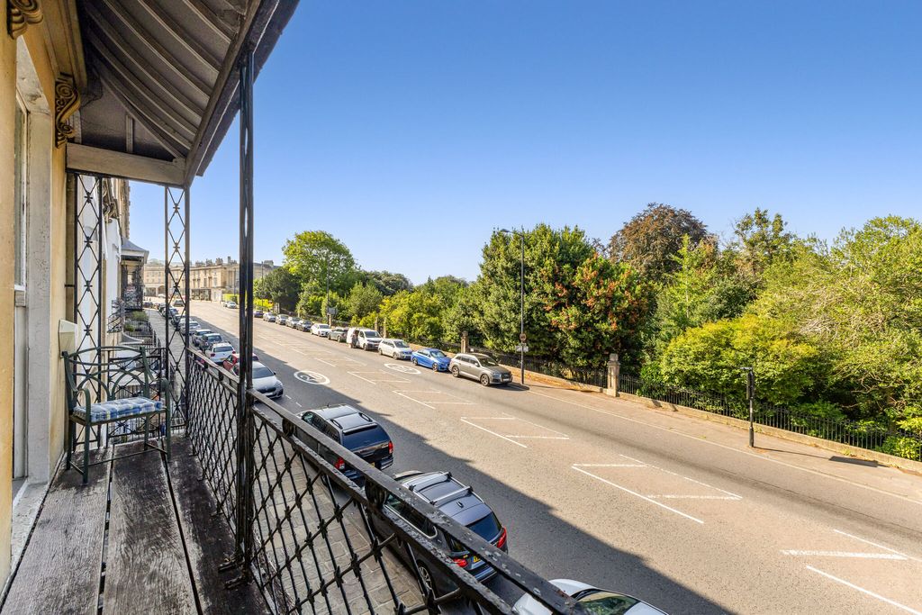 Property photo 2 of 20 Iron Balcony