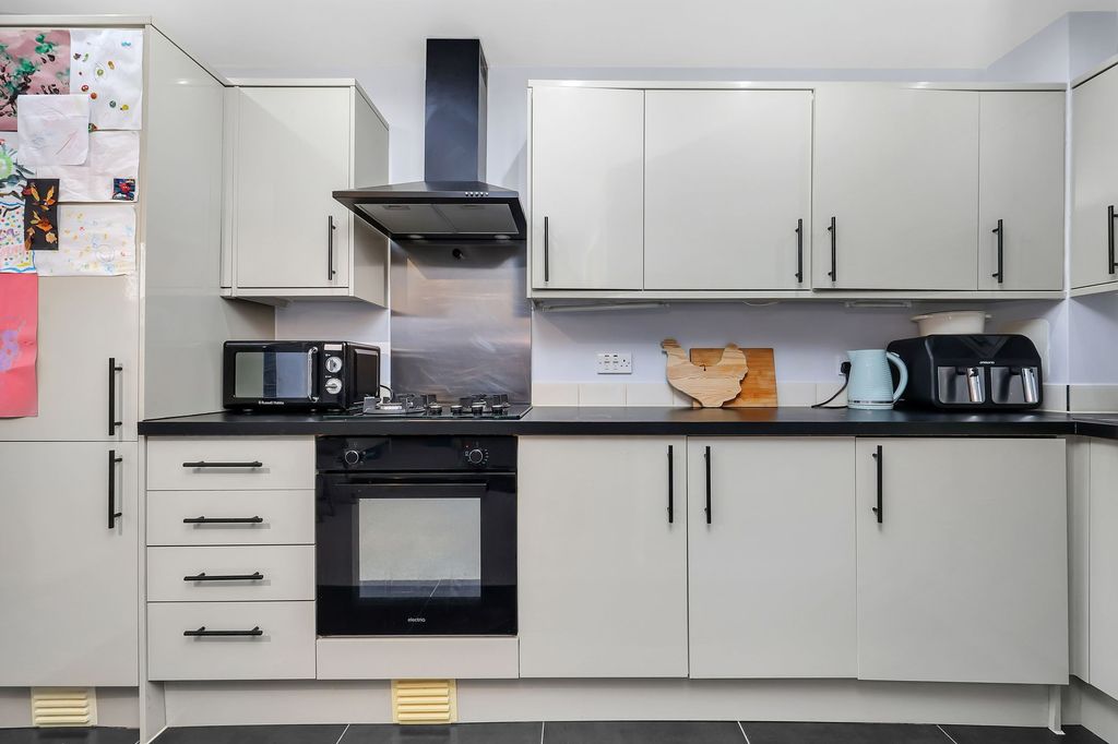 Property photo 2 of 25