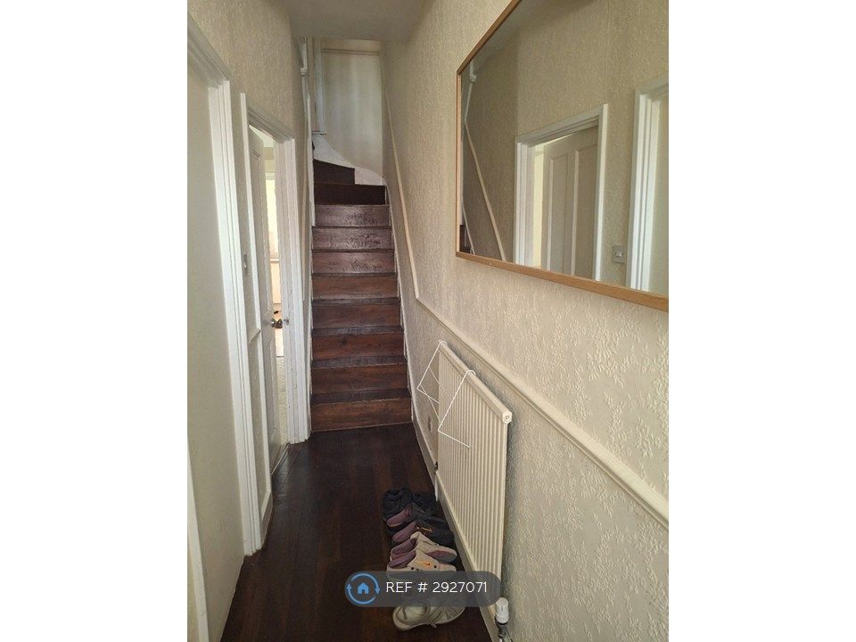Property photo 2 of 14 Hallway