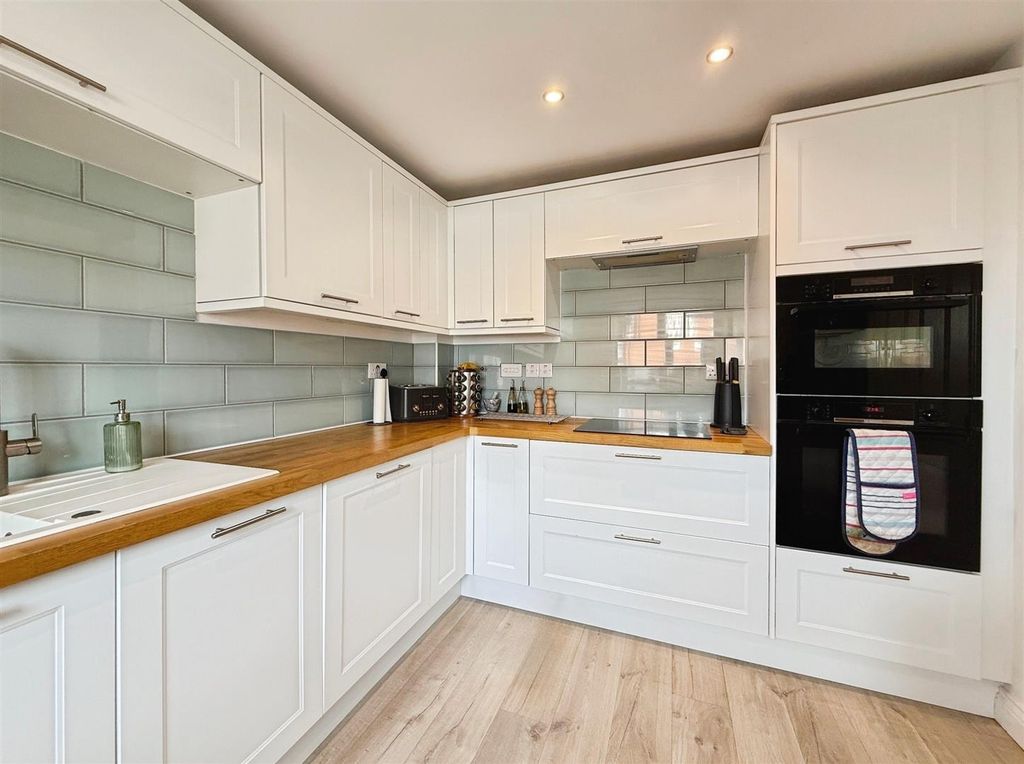 Property photo 2 of 19 Kitchen