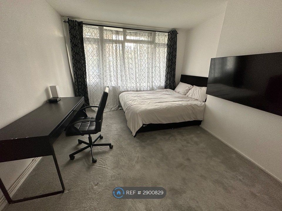 Property photo 1 of 10 Bedroom 3 (Including Balcony £1145Pcm)