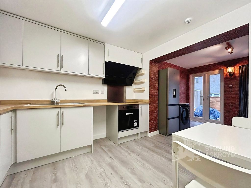 Property photo 2 of 6 Kitchen