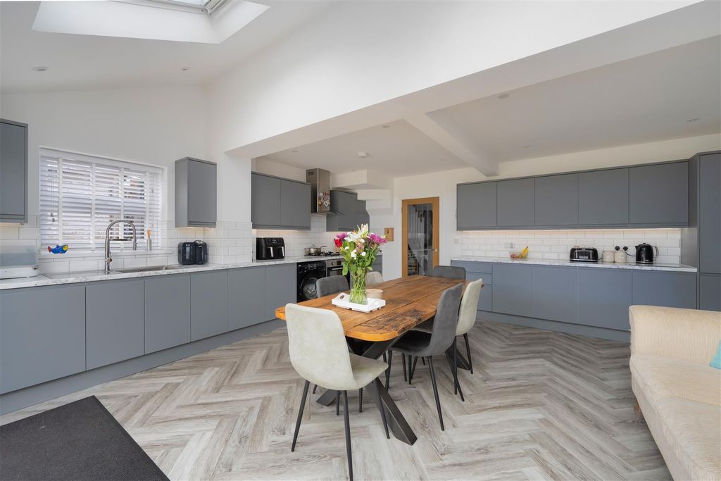 Property photo 3 of 16 Wells Way, Faversham
