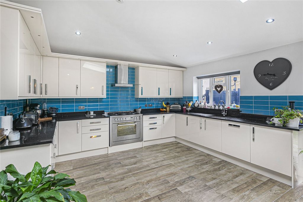Property photo 3 of 18 Kitchen