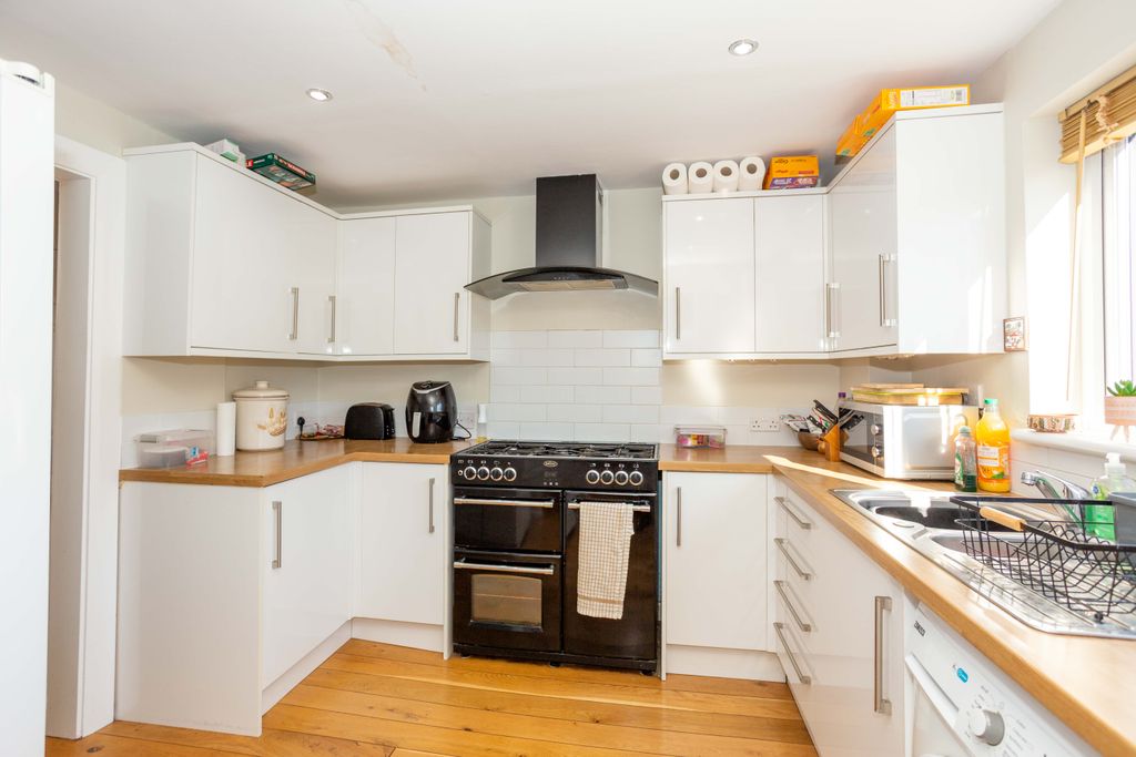 Property photo 3 of 31 Kitchen