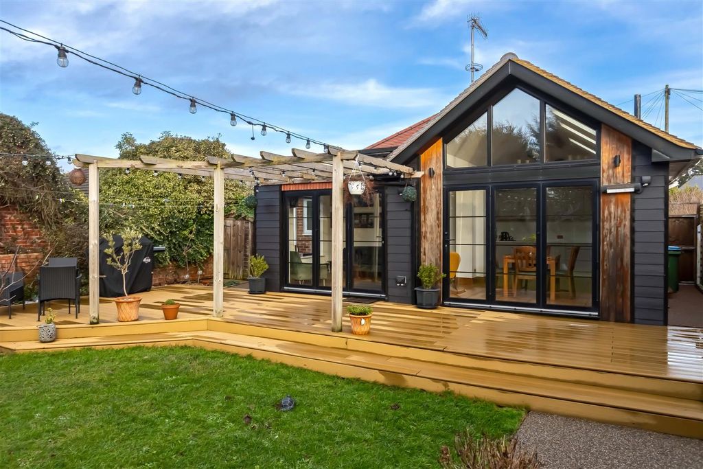 Property photo 3 of 32 Upper West Drive_29.Jpg