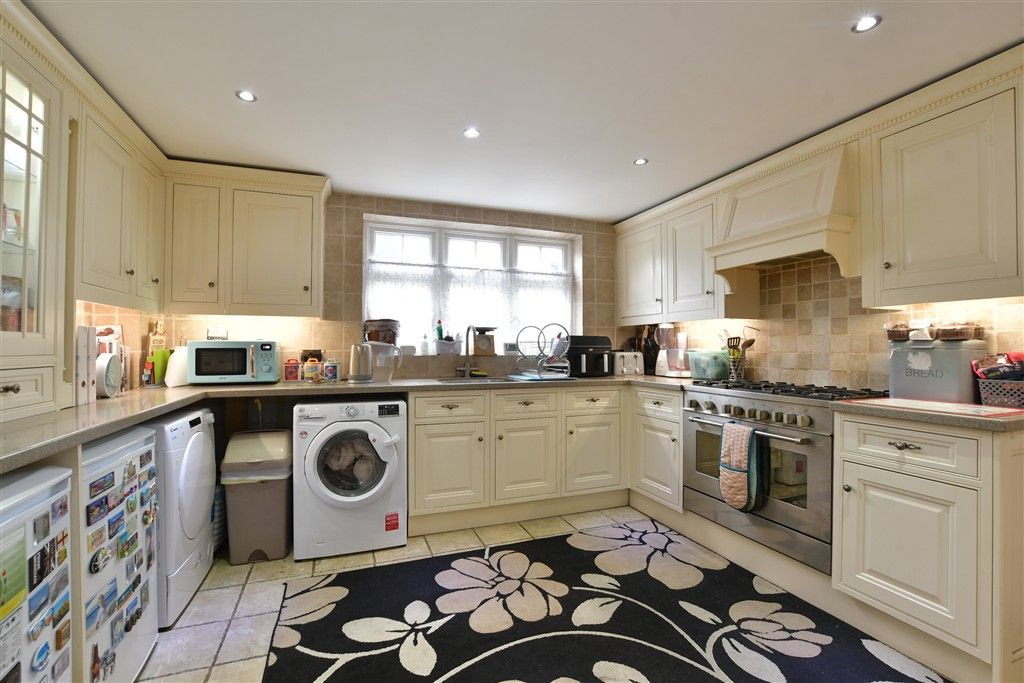 Property photo 3 of 8 Kitchen