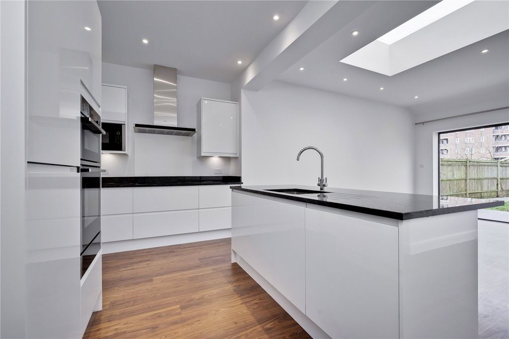 Property photo 2 of 7 Modern Kitchen