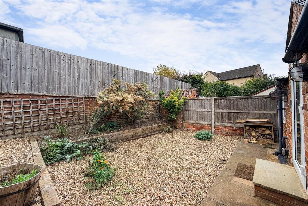 Property photo 2 of 17 Garden