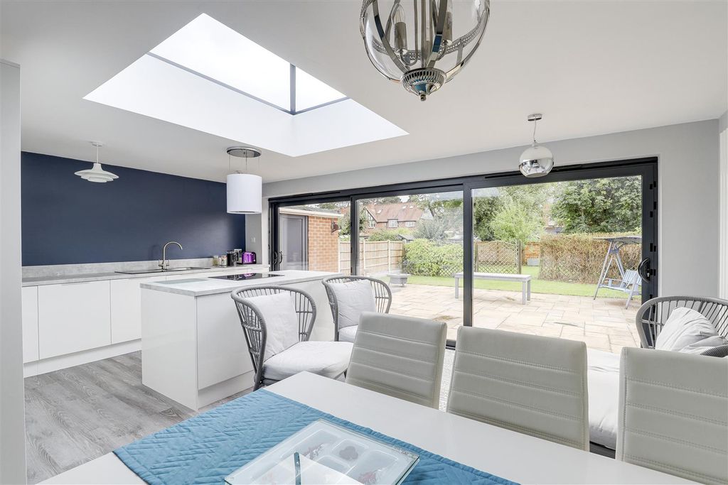 Property photo 2 of 23 10498.Jpg