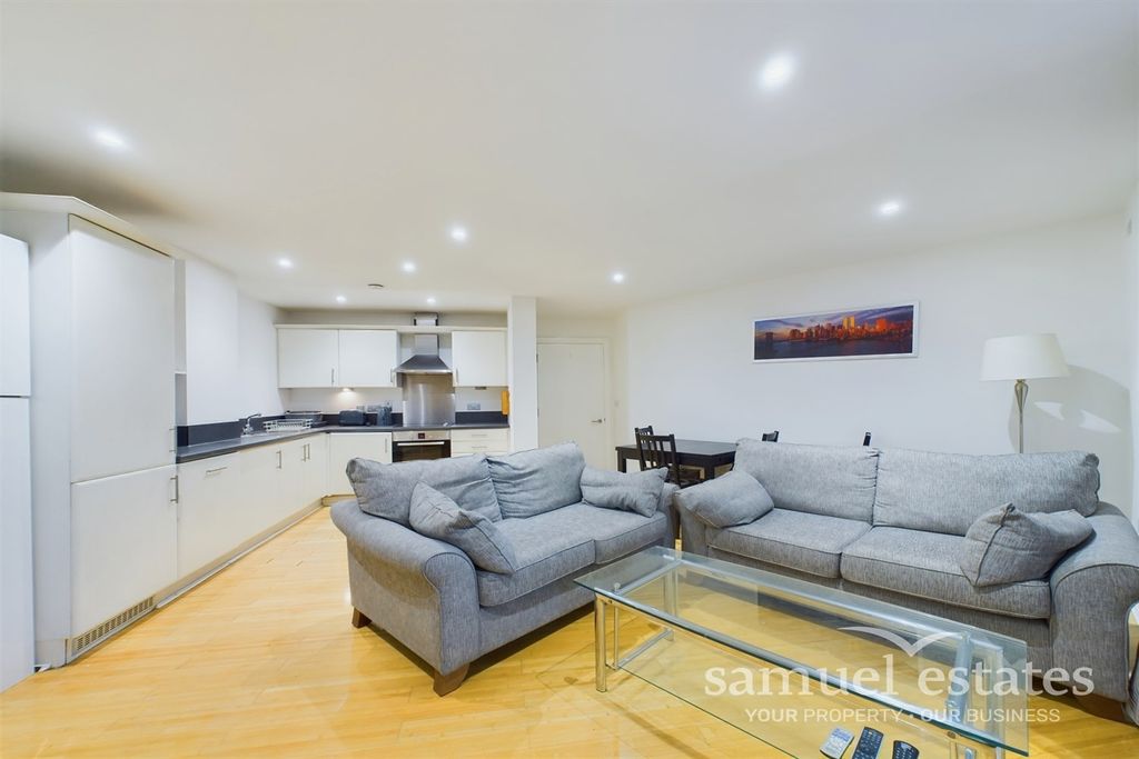 Property photo 3 of 14 Living Room / Kitchen