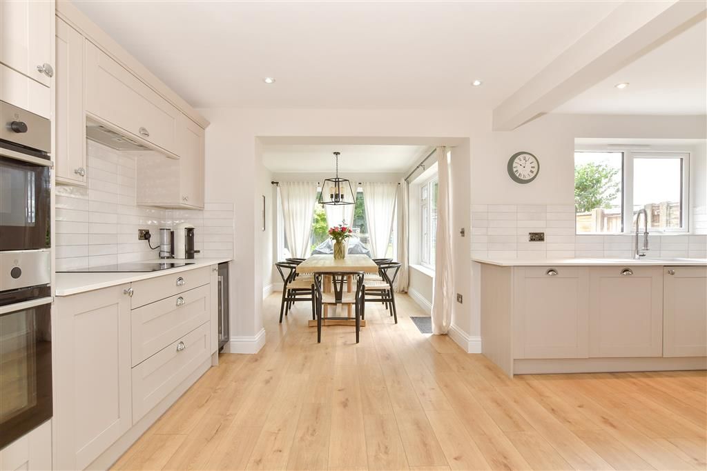 Property photo 3 of 10 Kitchen