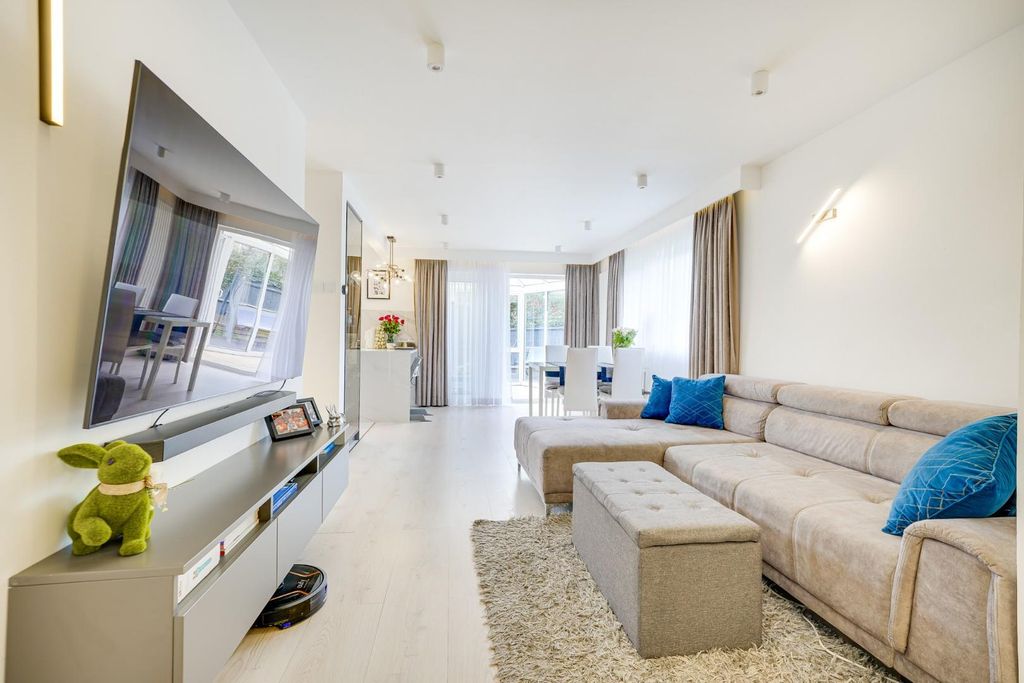 Property photo 2 of 28