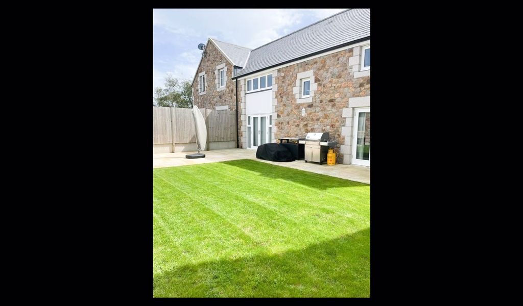 Property photo 2 of 8 Photo 4