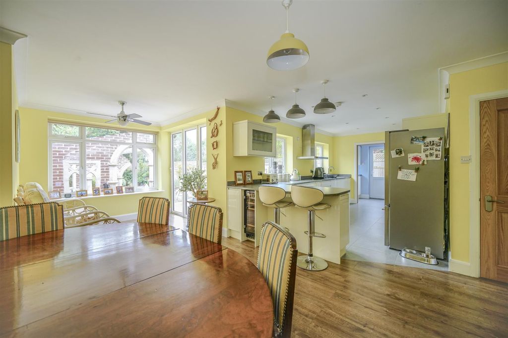 Property photo 3 of 33 Kitchen/Dining Room