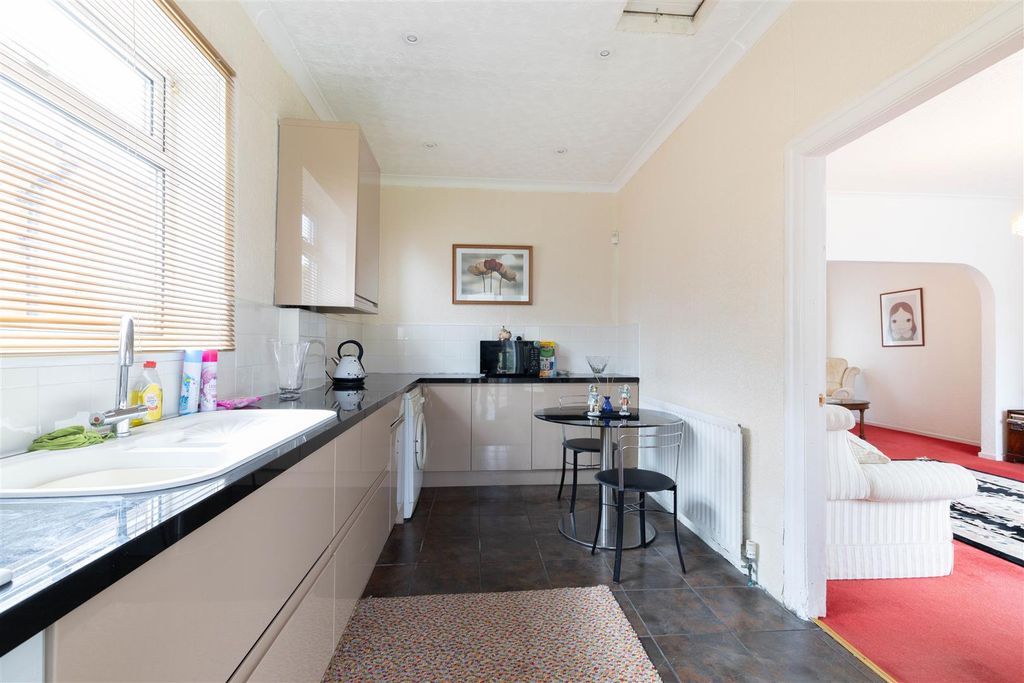 Property photo 3 of 11 Kitchen